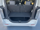 普段のお買い物に十分な広さのラゲッジスペースです。リアシートを倒せば大きな荷物も載せられます。