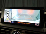 パノラミックビューモニター。車両を上から見たような映像を表示。運転席から目視しにくい車両周囲の状況をリアルタイムで確認できます。