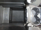 コマンダーコントロール後方に、前二席分のドリンクホルダーを備えています。連結部貫通しているので、取っ手付きマグカップもご使用いただけます。