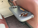 後部座席用テーブル・ドリンクホルダーです。