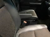 アームレストは、運転中の腕をしっかりと支えることで、疲労を大きく軽減してくれます。