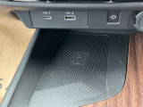 ワイヤレス充電器も付いておりますので、走行中にスマートフォンを置くだけ充電出来ちゃいます!