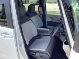 フロントシートはベンチシートです。ベンチシ―トは運転席と助手席の移動もスムーズ!狭い駐車場での乗り降りに便利です。シートの間にコンソールボックスやドリンクホルダーがないため、車内空間も広く感じます