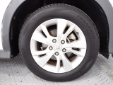 ホイールは車のデザインにマッチした専用タイプです。