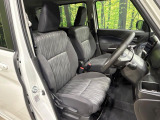 運転席まわりには十分なスペースがあり、大柄な方でもゆったり運転していただける環境です。