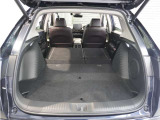 【トランクスルー機構】後席を前に倒してトランクルームとつなげ、長尺物の収納を可能にするトランクスルー機構も備えています。