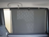 セカンドシートの窓ガラスには日よけのシェードを装備しています。強い日差しのカットに、プライバシー対策としても重宝します。