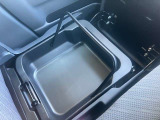助手席側の座席下には車検証などの小物を入れて頂けるスペースを設置。さらに取っ手が付いているので、そのまま取り出して使う事も可能です。