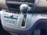 自然に手が届き、操作性の良いインパネシフトに、パーキングブレーキは、フットブレーキタイプなので、運転席と助手席の間はすっきりしています。