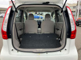 セカンドシートを折りたたむと長い荷物も収納できます。