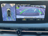 アラウンドビューモニターです。上空からお車の周りを見る感覚で表示されますので、車庫入れも簡単