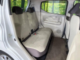 後部座席も気になるようなキズ・汚れやへたり等、大きなダメージはなく、良好な状態です。