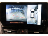 パノラミックビューモニター付きです。車両を上から見たような映像をディスプレイオーディオ画面に表示。運転席からの目視だけでは見にくい、車両周辺の状況をリアルタイムでしっかり確認できます。