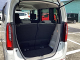 テールゲートを開けるとラゲッジルームがあるので荷物を収納できます。