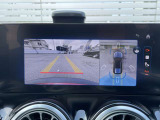 【360&deg;カメラシステム】4つのカメラにより、車両周囲を俯瞰で確認することができます。カメラの呼び起しは手動でも可能ですので、狭い道でも安心してお乗りいただけます。