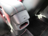 センターコンソール後端にUSBソケットがあります♪♪後席でスマホの充電が可能です♪♪