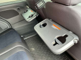 運転席&助手席後ろには後席用テーブル&ドリンクフォルダーを装備☆