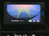 バックでの車庫入れも安心です! リアカメラが付いているバックモニター付のナビを装備しております。操作線もついており距離感も画面から確認できます。