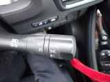 オートライト機能が装備されており暗い場所に入ると車両が検知しライトのON・OFFを自動的に切り替えてくれますので非常に便利な装備です♪