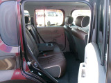 ドア開口部が大きく開き、足元広々ゆったり乗れます。大型リヤアームレスト。