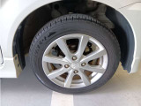 純正のアルミホイールが装備されています。