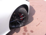 フロント:255/40R19 96Wタイヤ、リヤ:275/35R19 96Wタイヤ + レイズ製19インチアルミ鍛造ホイールです。スタッドレスタイヤや各種オプションのご注文も承っております(*^^)v