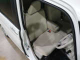 程よい硬さとホールド性が高いシートで長時間運転も快適です。