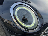 LEDヘッドライト&フロントフォグランプ。キセノンライトに比べて明るさと照射範囲が向上し、消費電力も低減のため省燃費にに貢献。周囲のリング部分はデイライトとして日中ヘッドライトOFF時も点灯します。
