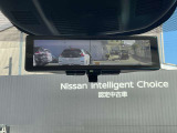 インテリジェントルームミラーです。人や物で視界が遮られてても、車体後部のカメラ映像に切り替えることにより、クリアな後方視界を実現しています。