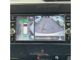 アラウンドビューモニターです。上空からお車の周りを見る感覚で表示されますので、車庫入れも簡単