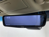 【デジタルインナーミラー】バックドア内側にカメラを取り付けてインナーミラーに後方映像を表示します。後席に同乗者がいても、クルマの後ろを広い範囲で表示します。