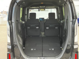 リア席を倒せば広々とした空間の出来上がり、荷物がたくさん載せられますよ。