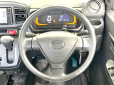 インテリアに合わせたデザインのステアリングは、運転される方のことも考え、運転しやすい形状、大きさです。是非一度、実際に触ってお確かめください。