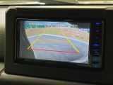 【バックカメラ】駐車時に後方がリアルタイム映像で確認できます。大型商業施設や立体駐車場での駐車時や、夜間のバック時に大活躍!運転スキルに関わらず、今や必須となった装備のひとつです!