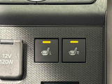 寒い日のドライブを快適にする運転席&助手席シートヒーターが付いてます。その隣にはアクセサリーソケット(12V/120W)も装備されています。