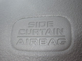 サイドカーテンエアバックシステムは、側面衝突時に大人から子供までさまざまな体格の乗員の頭部や頚部を広範囲で保護。特にセンターピラーへの頭部衝突を防ぐ展開性能を実現しています。