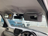 運転席と助手席にはミラー付きサンバイザーを装備☆