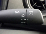 【オートライト】車外の明るさに応じて、自動的にライトの点灯・消灯をしてくれます。