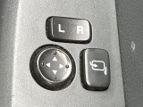 【電動格納ミラー】サイドミラーは電動格納式となっており、狭い駐車場でもキズがつくリスクを抑えられます。