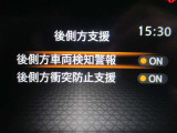 BSW(後側方車両検知警報)機能は車線変更時、隣車線に車両がいる場合、警報とともにメーター内の表示とドアミラーの表示灯が点滅し、ドライバーに注意を促します。