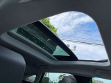 ガラスルーフで車内も明るくなります!ルーフを開放するととても気持ちが良いですね!