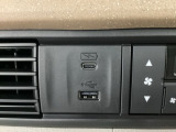 エアコン操作パネルの左側に、スマートフォンなどの充電可能なUSB端子と、音源などの外部入力の可能なUSB端子がついています。移動中に充電もできるので便利です。