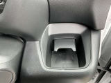 運転席、助手席の間にドリンクホルダ-が付いています!