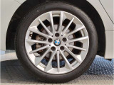 【BMWアロイホイル】軽量かつ強度に拘ったアロイホイル。走行性能ポテンシャルを引き出す設計。車の足元を引き締めてくれる大きなポイントはアロイホイルです。