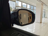 【ブラインドスポットモニター】車外の車をいち早く検知しドライバーに知らせるドライバーアシスト機能となっております。