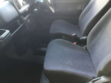 運転席は運転に集中できるようなデザイン、助手席は開放感があり、ゆっくり座れる造りになっています。