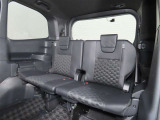 便利な5:5分割可倒式シートです。収納と乗車人数のバランスに優れています♪荷物の大きさに応じたラゲージスペースをフレキシブルに作り出せるので、シーンに応じた使い方ができます♪