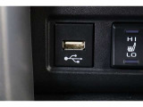 データ転送/給電用のUSBが装備されています。iPhoneやスマートフォンを繋いで音楽を再生したり、充電したり。車内にあると便利なアイテムのひとつですね!