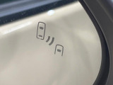 【ブラインドスポットモニター】走行中、ドアミラーの死角になりやすい箇所に後続車が接近するとサイドミラーのレンズに警告を表示!ドライバーに注意喚起をしてくれます。