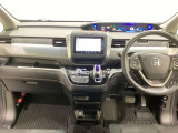 車内は光触媒抗菌消臭施工済です。スタイリッシュなデザインで暖かみのあるインパネ周りを演出します。グローブボックスやカップホルダーのほかにトレーなどたくさんの収納スペースが装備されています。